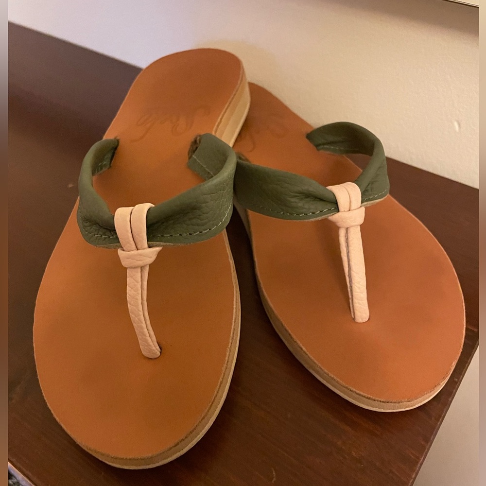 NEW! Size 6 Sseko Leather Flip Flop Sandals